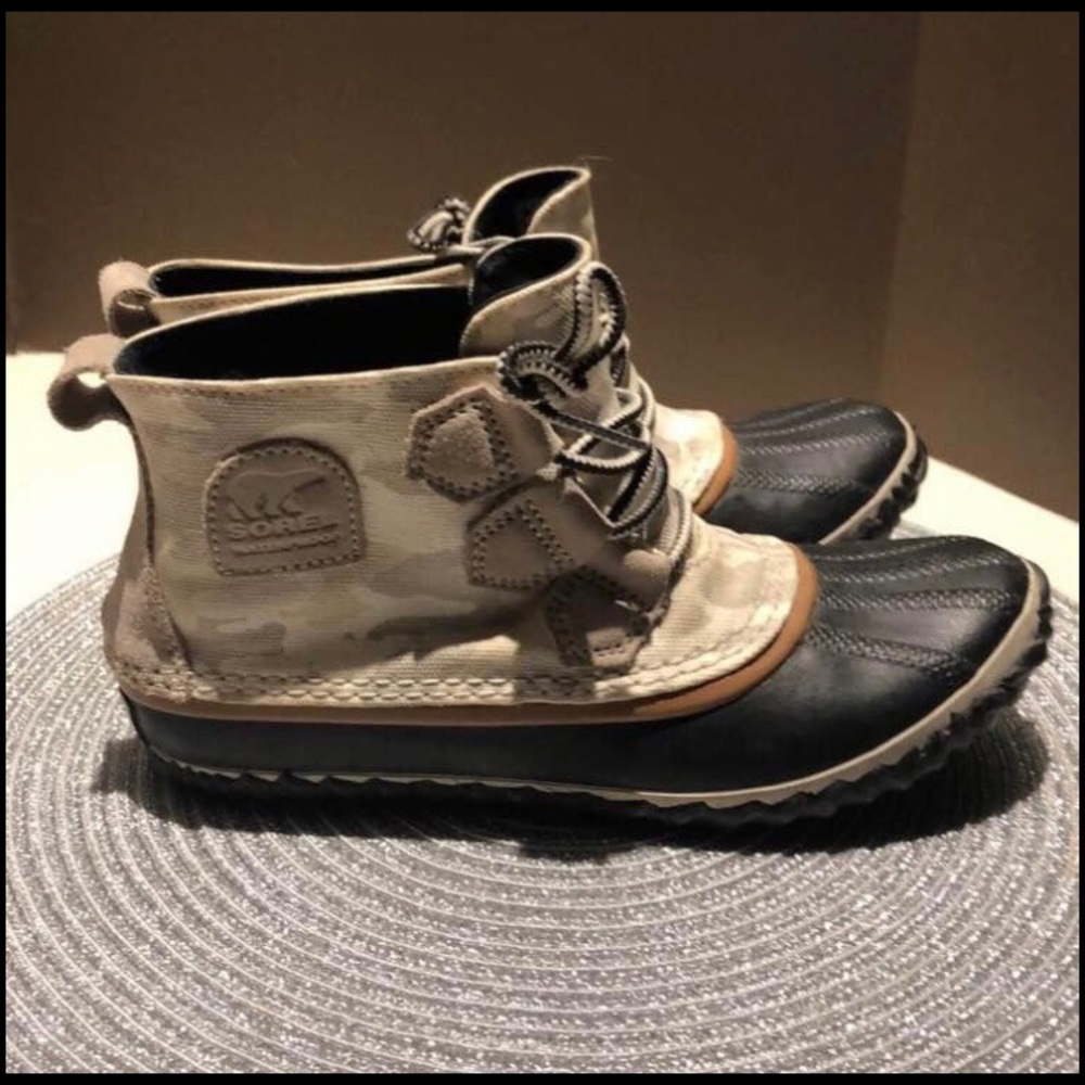 Sorel Two-Tone Black and Tan Waterproof Winter Boots